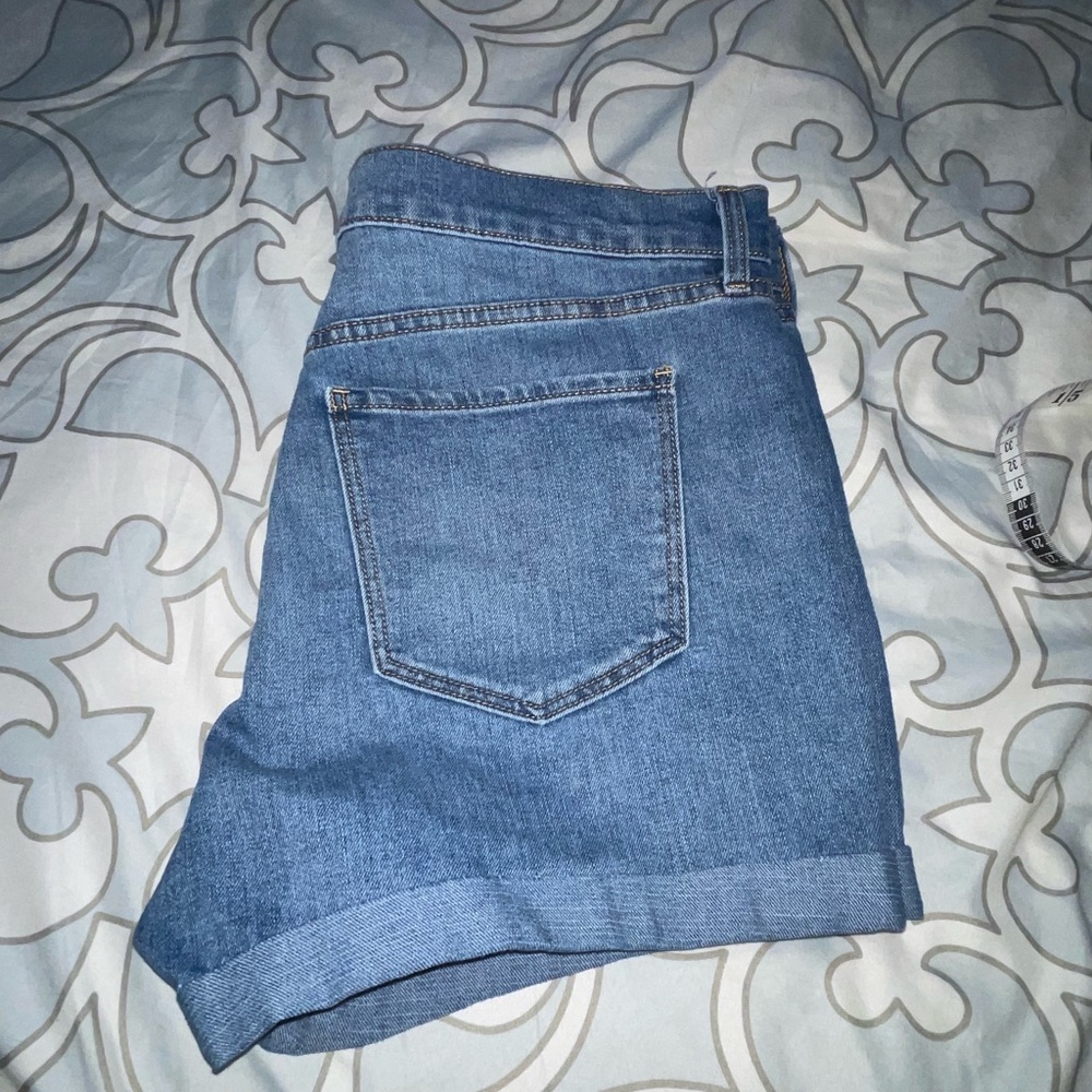 Old Navy Women’s Denim Shorts - Picture 4 of 5